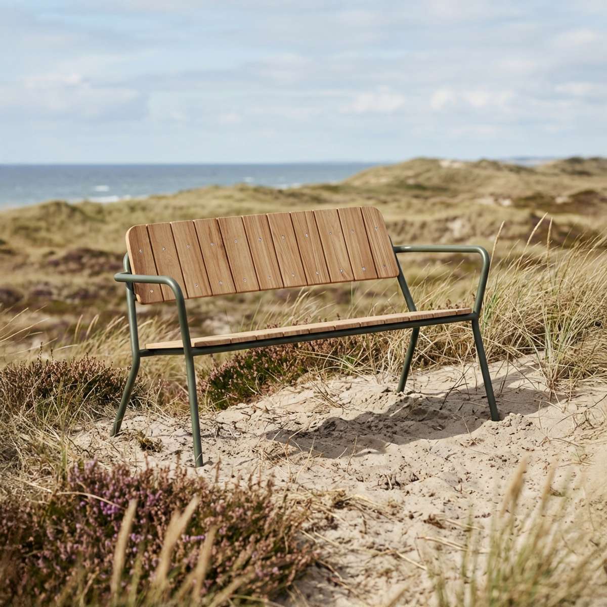Kirra Patio Bench in Olive aus pulverbeschichtetem Aluminium und FSC - zertifiziertem Teakholz, Outdoor - Bank. | Kirra Patio Bench - Olive | SACKit