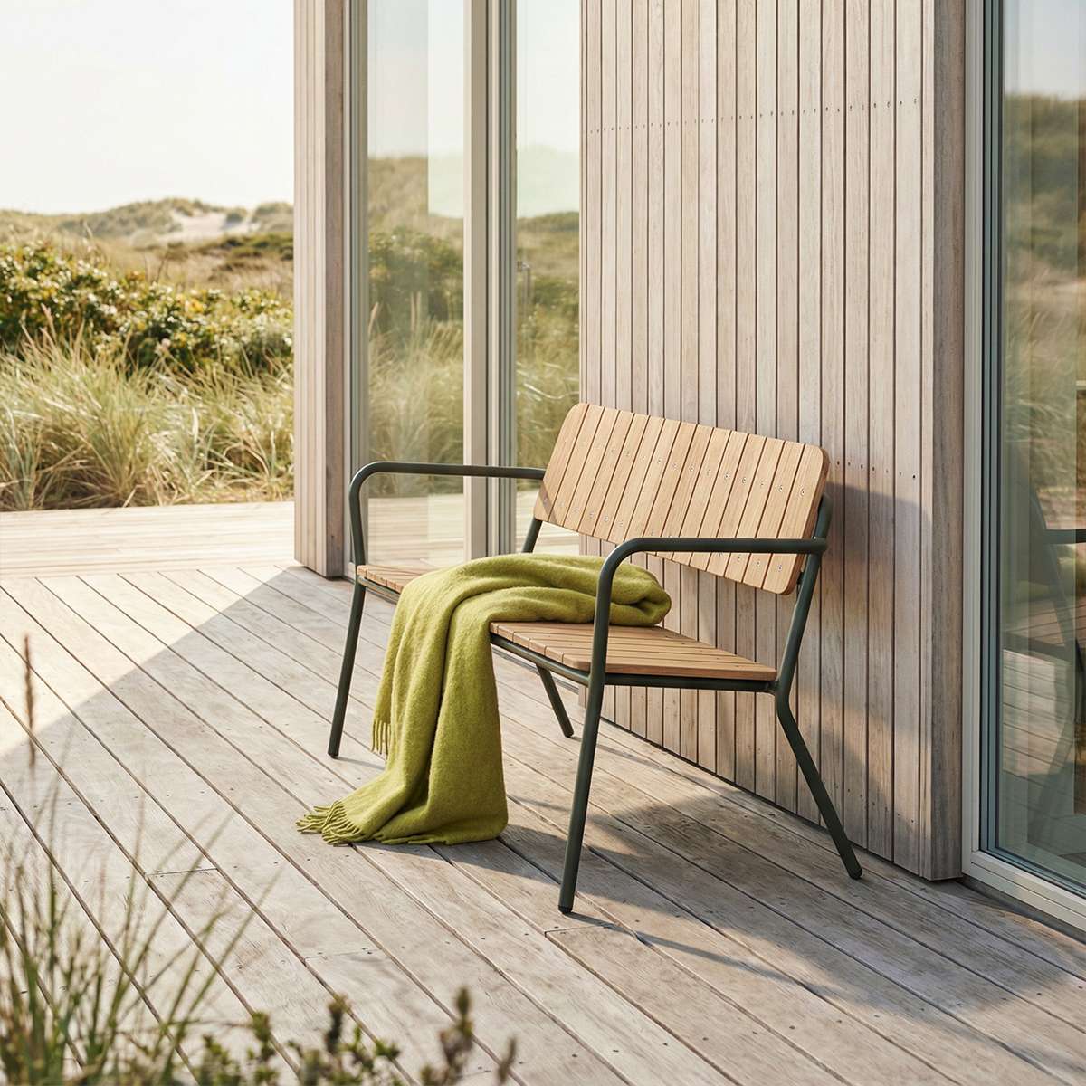 Kirra Patio Bench aus pulverbeschichtetem Aluminium und Olivgrünem Teakholz, Outdoor - Bank mit Armlehnen | Kirra Patio Bench - Olive | SACKit