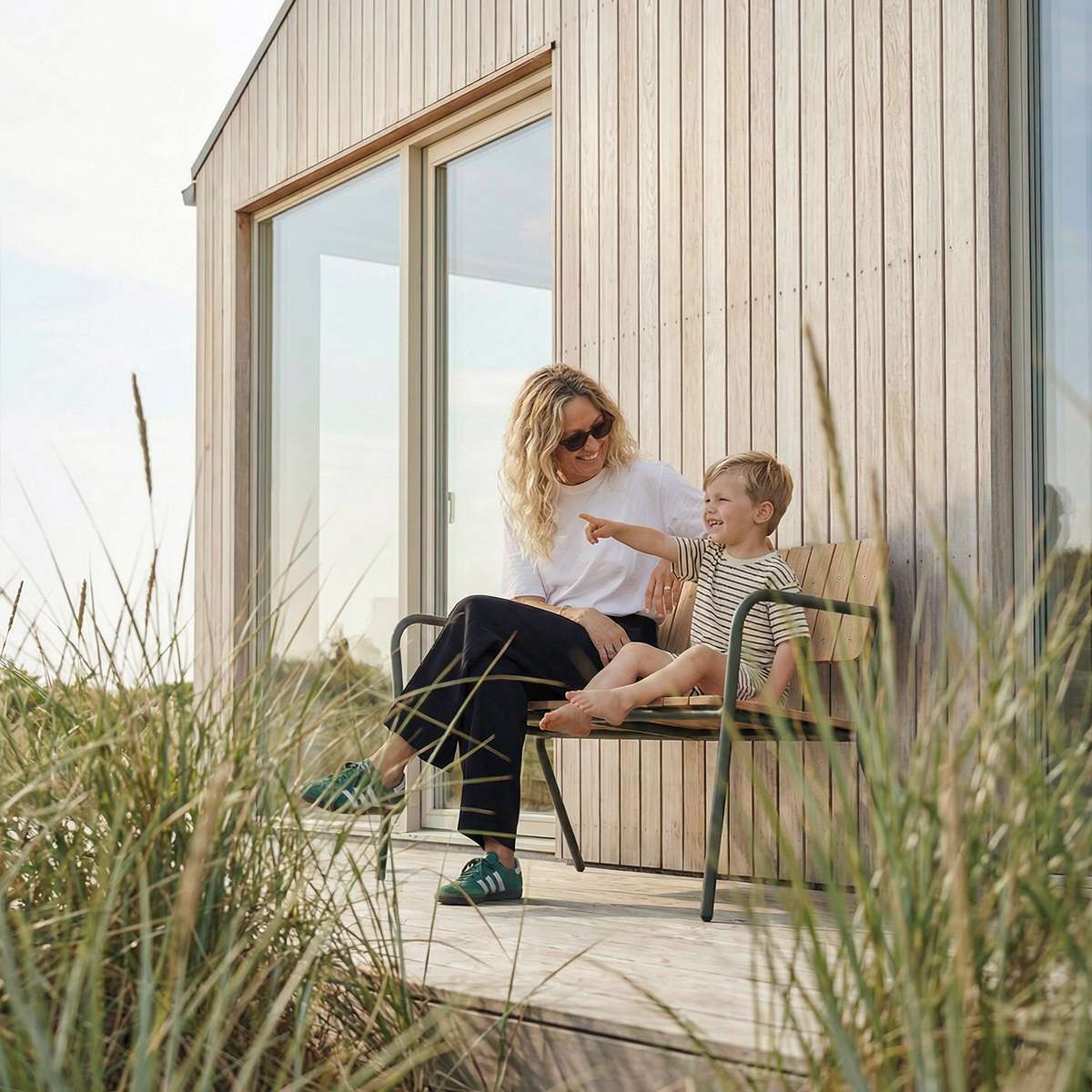 Kirra Patio Bench in Olive mit pulverbeschichtetem Aluminium und FSC - zertifiziertem Teakholz, Outdoor - Bank. | Kirra Patio Bench - Olive | SACKit