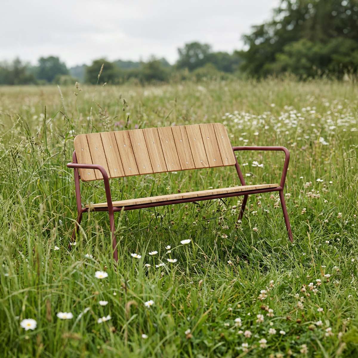 Kirra Patio Bench aus pulverbeschichtetem Aluminium und Teakholz in Chestnut, Outdoor - Bank mit Armlehnen. | Kirra Patio Bench - Chestnut | SACKit