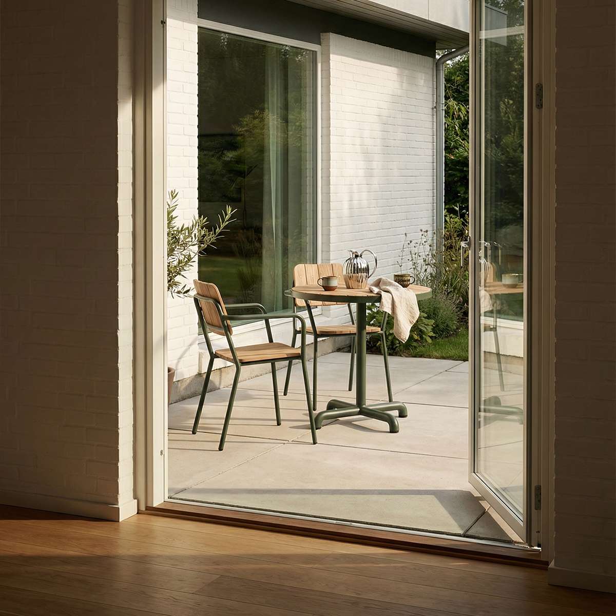 Kirra Café Table aus pulverbeschichtetem Aluminium und FSC - zertifiziertem Teakholz, rund, für den Außenbereich. | Kirra Café Table - Noir | SACKit