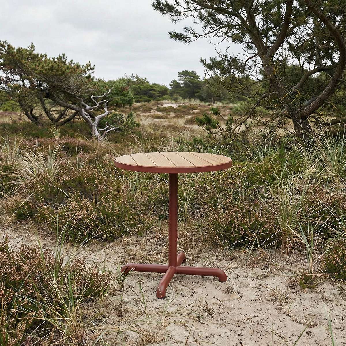 Kirra Café Table aus pulverbeschichtetem Aluminium und Teakholz in Taupe, runder Outdoor - Tisch | Kirra Café Table - Noir | SACKit