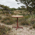 Kirra Café Table aus pulverbeschichtetem Aluminium und Teakholz in Taupe, runder Outdoor - Tisch | Kirra Café Table - Noir | SACKit