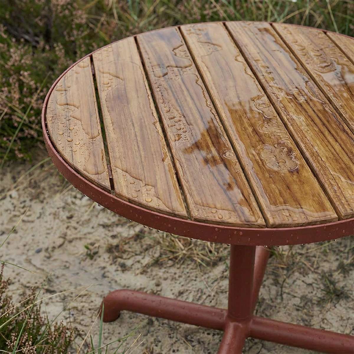 Kirra Café Table aus pulverbeschichtetem Aluminium und FSC - zertifiziertem Teakholz, rund, naturfarben | Kirra Café Table - Noir | SACKit