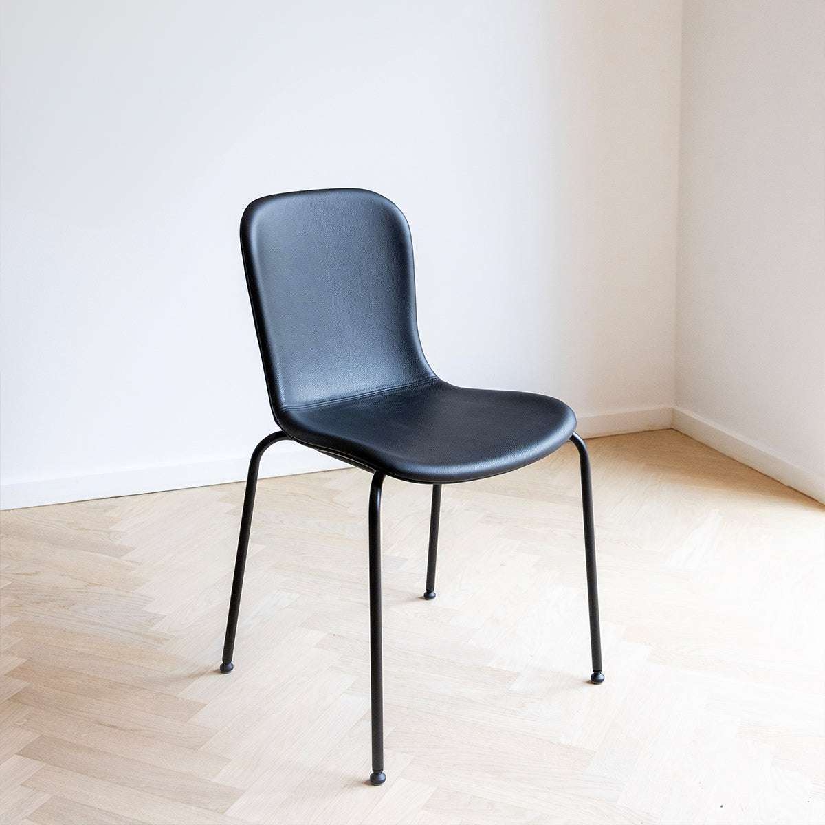Chair no. One S1 Esszimmerstuhl in Terra Black mit gepolsterter Sitzfläche aus Leder und pulverbeschichtetem Stahlgestell. | Chair no. One S1 - Terra Black | SACKit