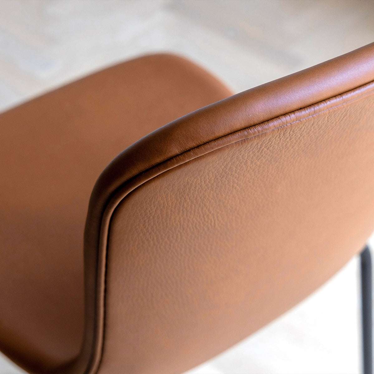 Schwarzer Chair no. One S1 Esszimmerstuhl mit Lederpolsterung und pulverbeschichtetem Stahlgestell | Chair no. One S1 - Terra Safari | SACKit