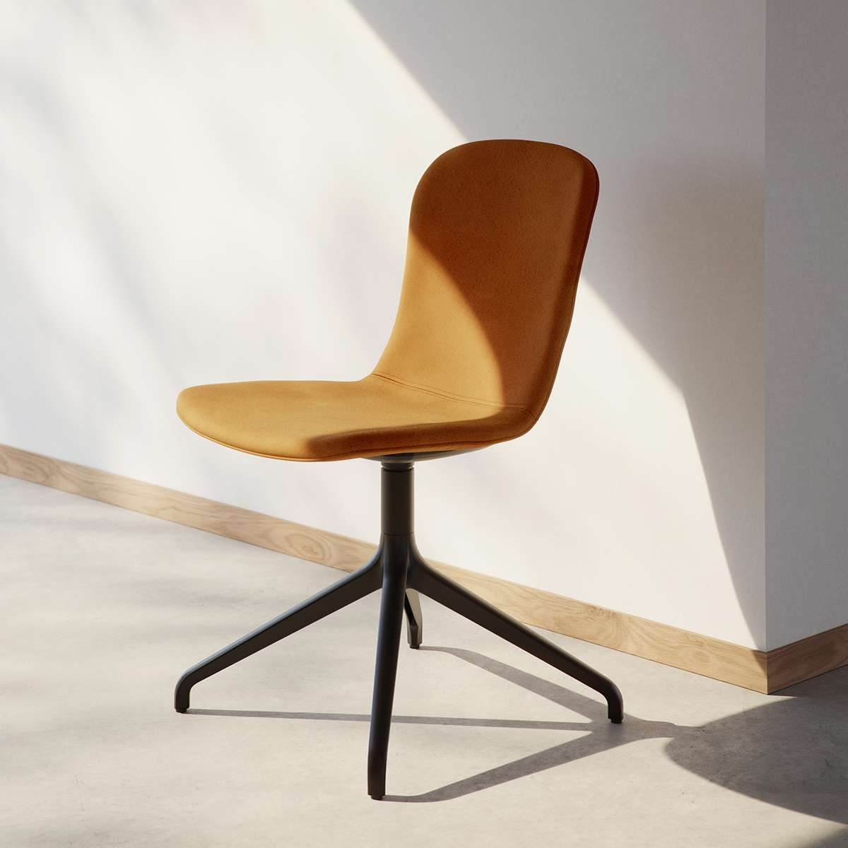Schwarzer Chair no. One S1 Esszimmerstuhl mit Aluminium - Drehfuß und gepolsterter Sitzfläche aus Leder | Chair no. One S1 Black Swivel - Luna Sandstone Ohne Rückholfunktion | SACKit