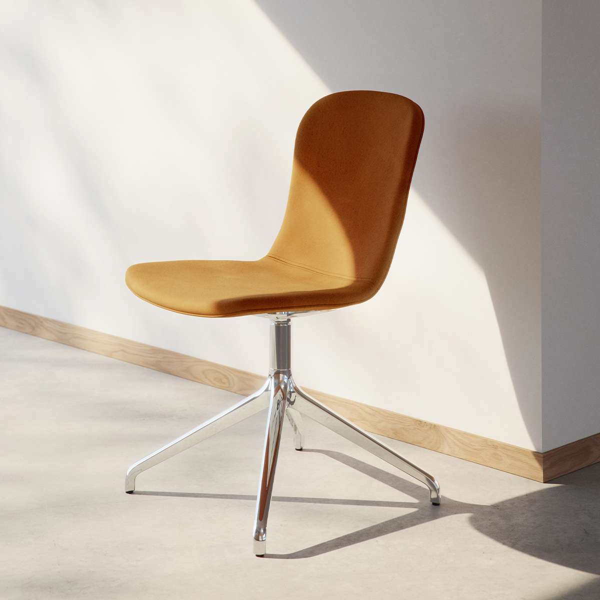 Esszimmerstuhl Chair no. One S1 mit drehbarem Aluminiumfuß und gepolsterter Schale in Luna Sandstone | Chair no. One S1 Polished Swivel - Luna Sandstone Ohne Rückholfunktion | SACKit