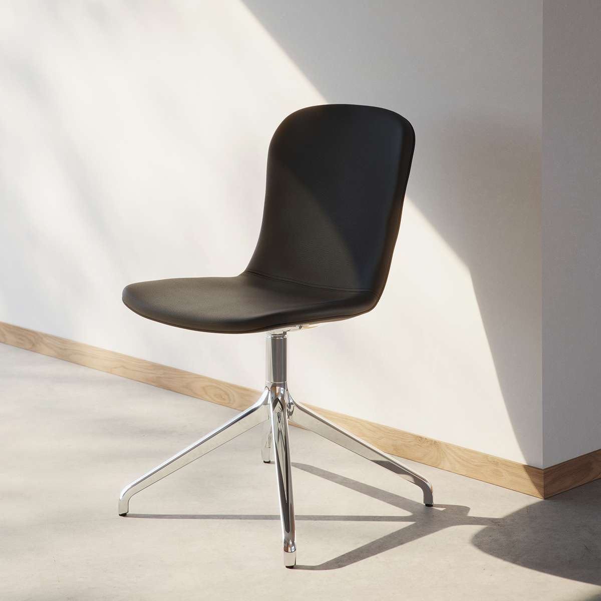 Chair no. One S1 Polished Swivel in Terra Black with polished aluminum swivel base. | Chair no. One S1 Polished Swivel - Terra Black Mit Rückholfunktion | SACKit