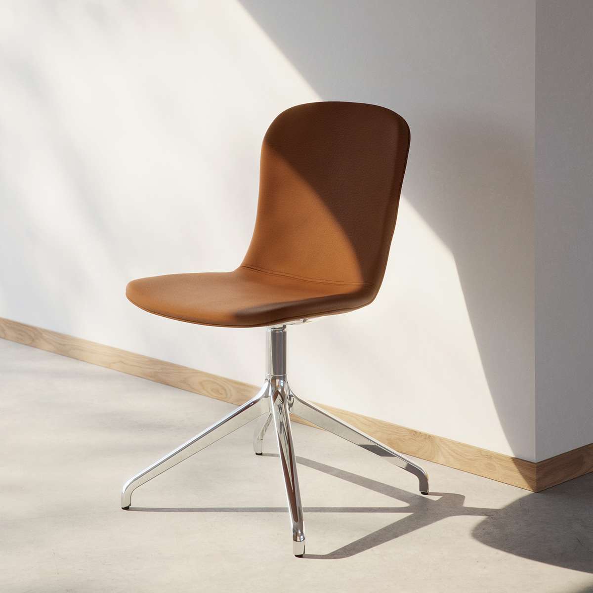 Schwarzer Chair no. One S1 Esszimmerstuhl mit poliertem Aluminium - Drehfuß und gepolstertem Ledersitz | Chair no. One S1 Polished Swivel - Terra Safari Mit Rückholfunktion | SACKit