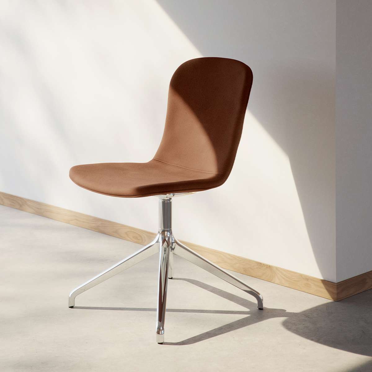 Chair no. One S1 Polished Swivel in Luna Sandstone mit Aluminium - Drehfuß und gepolstertem Sitz aus Leder | Chair no. One S1 Polished Swivel - Luna Walnut Mit Rückholfunktion | SACKit
