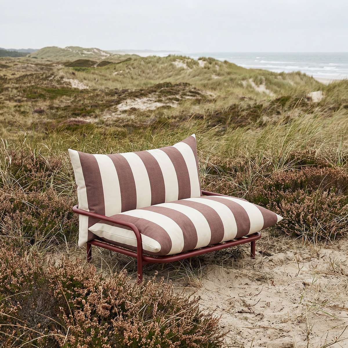 Mollis Lounge Chair in Renesse Chestnut mit pulverbeschichtetem Aluminiumrahmen und klaren Linien für den Außenbereich | Mollis Lounge Chair - Renesse Chestnut | SACKit