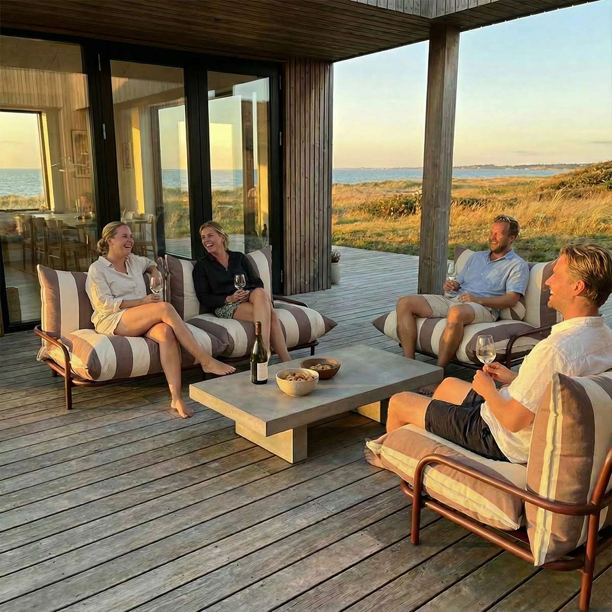 Mollis Lounge Chair in Renesse Chestnut mit pulverbeschichtetem Aluminiumrahmen und klaren Linien für den Außenbereich | Mollis Lounge Chair - Renesse Chestnut | SACKit