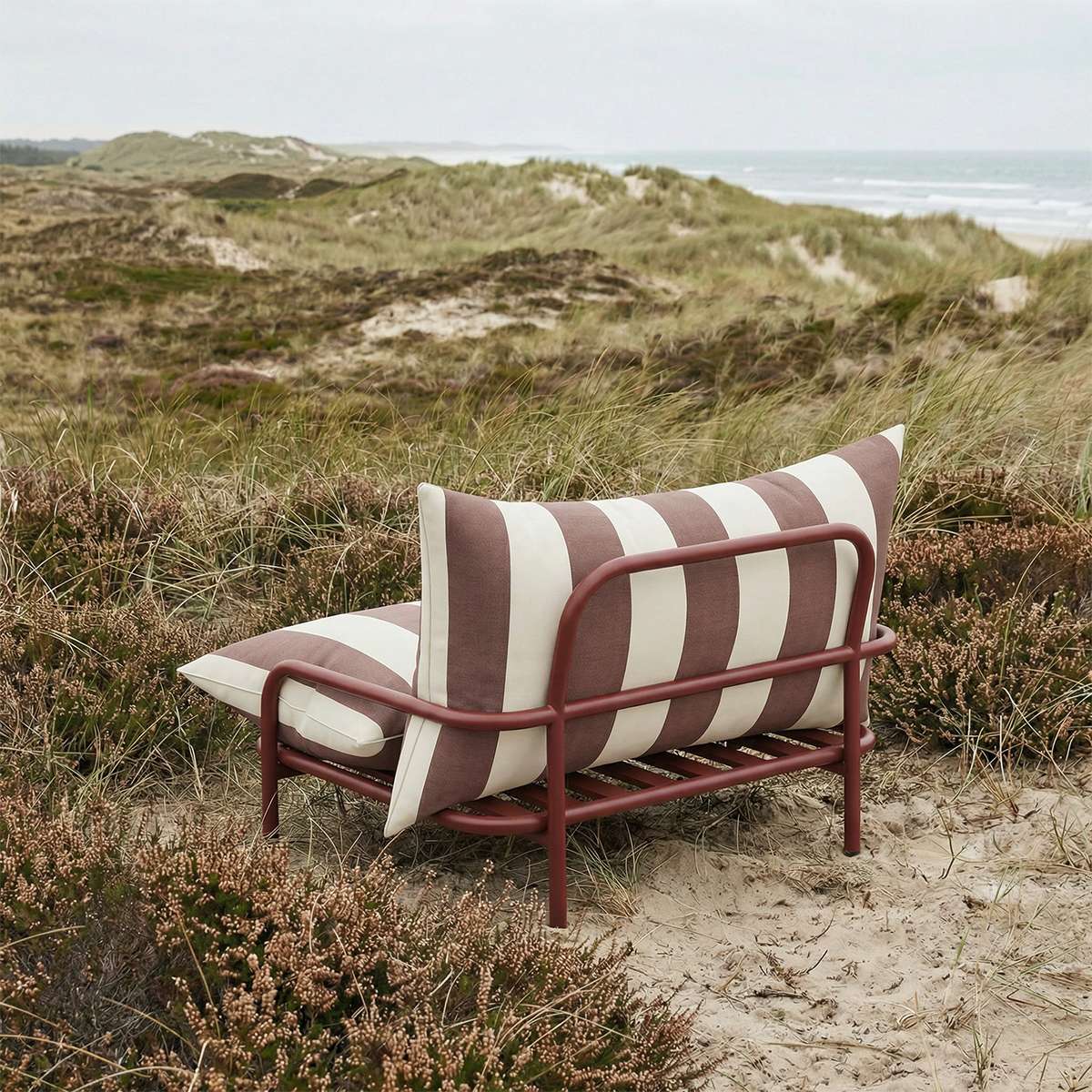 Mollis Lounge Chair in Renesse Chestnut mit pulverbeschichtetem Aluminiumrahmen und klaren Linien im Außenbereich | Mollis Lounge Chair - Renesse Chestnut | SACKit