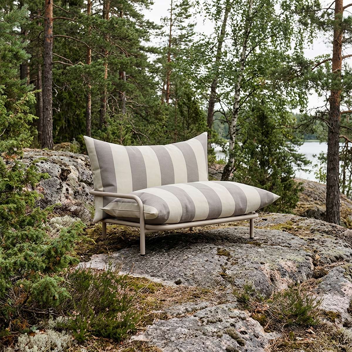 Mollis Lounge Chair in Renesse Taupe mit pulverbeschichtetem Aluminiumrahmen und eco - zertifiziertem Textil für den Außenbereich. | Mollis Lounge Chair - Renesse Taupe | SACKit