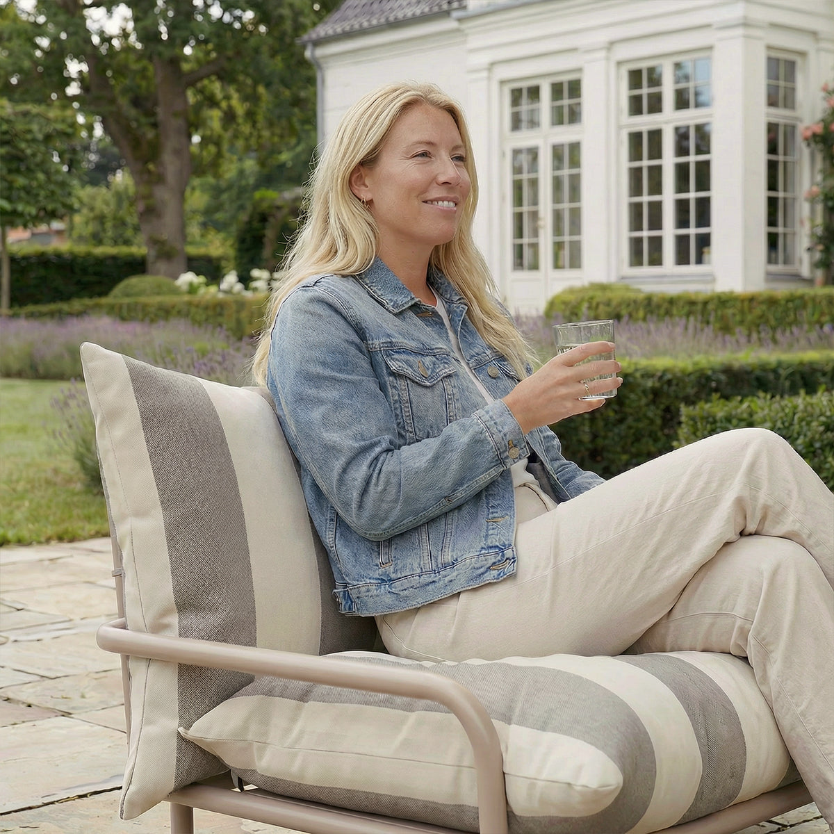 Mollis Lounge Chair - Outdoor Loungesessel aus pulverbeschichtetem Aluminium und Olefin