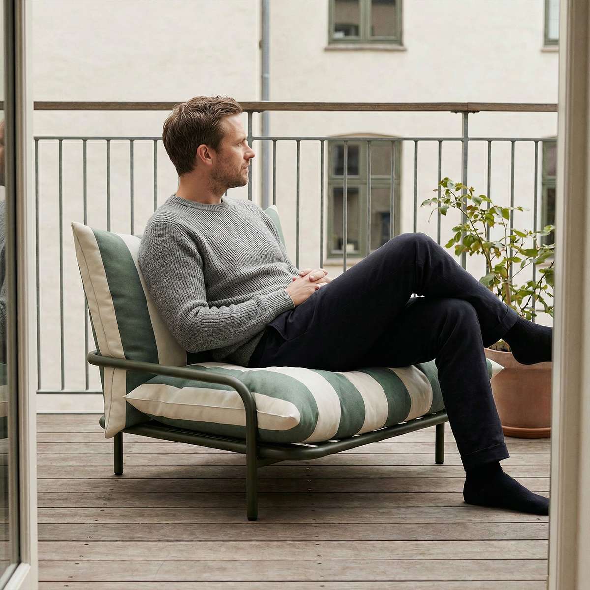 Mollis Lounge Chair in Renesse Olive mit pulverbeschichtetem Aluminiumrahmen und Eco - Textil, Outdoor - Sessel. | Mollis Lounge Chair - Renesse Olive | SACKit
