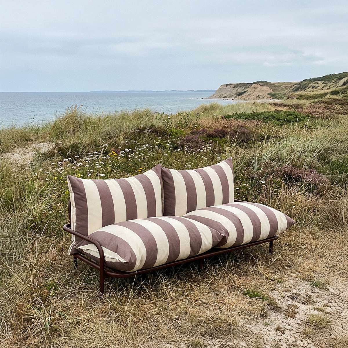 Mollis Lounge Sofa 2 - Sitzer in Renesse Chestnut mit pulverbeschichtetem Aluminiumrahmen und klaren Linien. | Mollis Lounge Sofa 2 Seater - Renesse Chestnut | SACKit