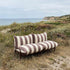 Mollis Lounge Sofa 2 - Sitzer in Renesse Chestnut mit pulverbeschichtetem Aluminiumrahmen und klaren Linien. | Mollis Lounge Sofa 2 Seater - Renesse Chestnut | SACKit
