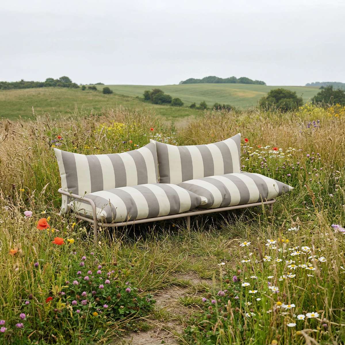 Mollis Lounge Sofa 2 - Sitzer in Renesse Taupe mit pulverbeschichtetem Aluminiumrahmen und Eco - Textil für den Außenbereich | Mollis Lounge Sofa 2 Seater - Renesse Taupe | SACKit