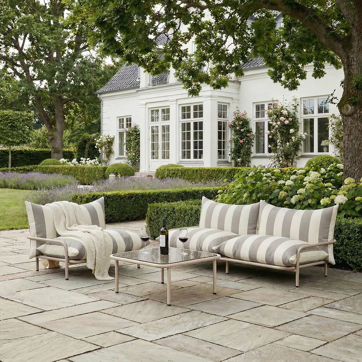 Mollis Lounge Sofa 2 - Sitzer in Renesse Taupe mit pulverbeschichtetem Aluminiumrahmen im Außenbereich | Mollis Lounge Sofa 2 Seater - Renesse Taupe | SACKit