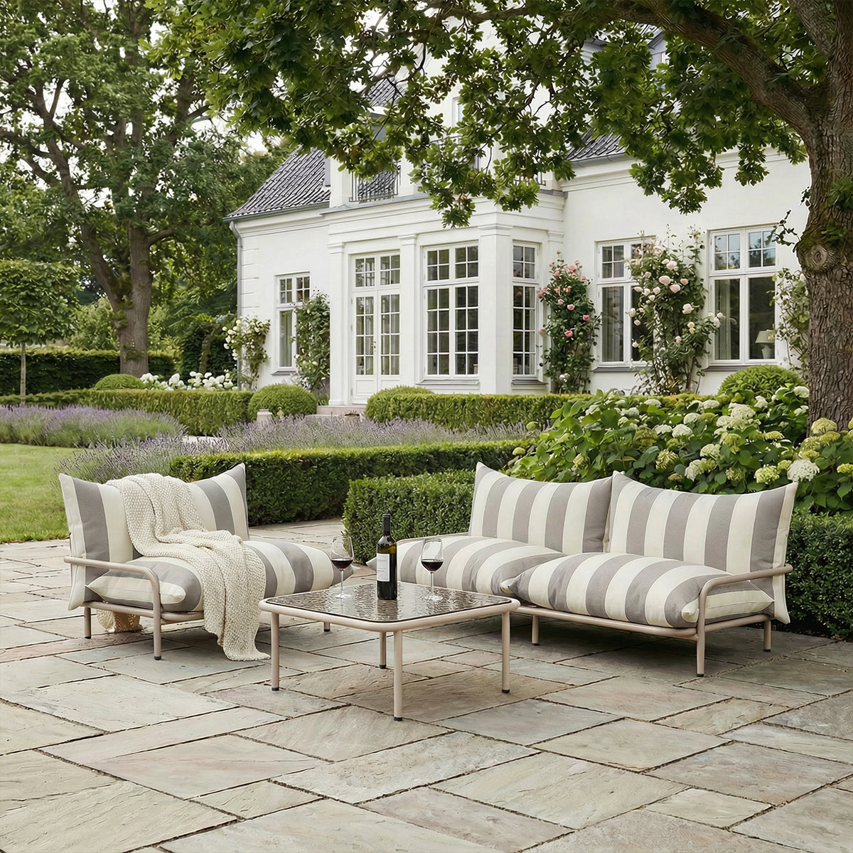 Mollis Lounge Sofa 2 Seater - Klassische Lounge-Sofa inspiriert von dänischen Badehotels.
