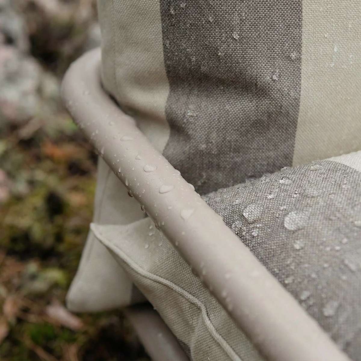 Mollis Lounge Sofa 2 - Sitzer in Renesse Taupe mit pulverbeschichtetem Aluminiumrahmen und klaren Linien. | Mollis Lounge Sofa 2 Seater - Renesse Taupe | SACKit