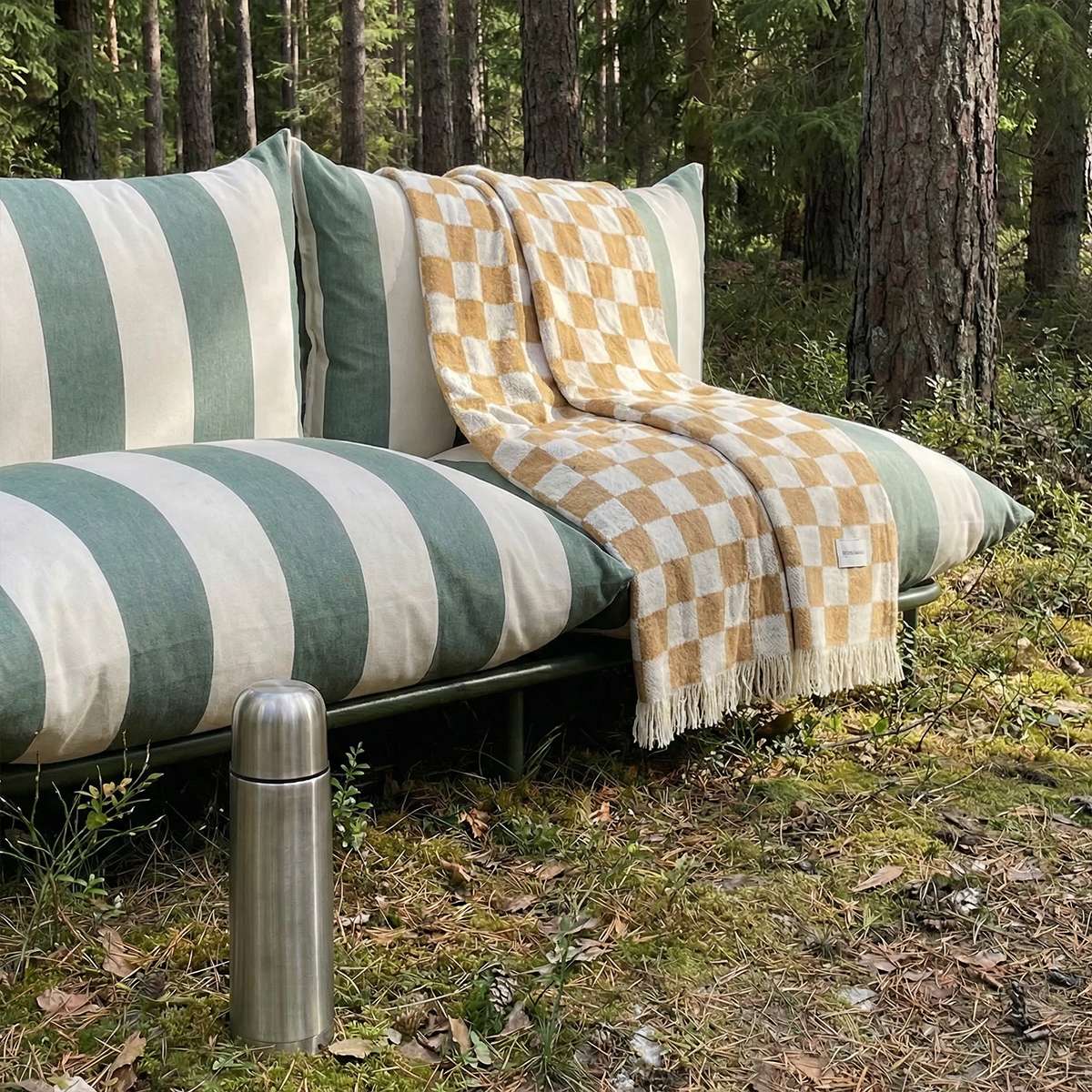 Mollis Lounge Sofa 2 - Sitzer in Renesse Olive mit pulverbeschichtetem Aluminiumrahmen für den Außenbereich | Mollis Lounge Sofa 2 Seater - Renesse Olive | SACKit