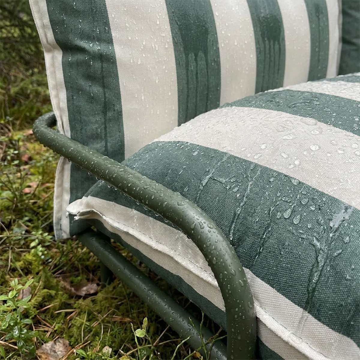 Mollis Lounge Sofa 2 - Sitzer in Renesse Olive mit pulverbeschichtetem Aluminiumrahmen im Außenbereich | Mollis Lounge Sofa 2 Seater - Renesse Olive | SACKit