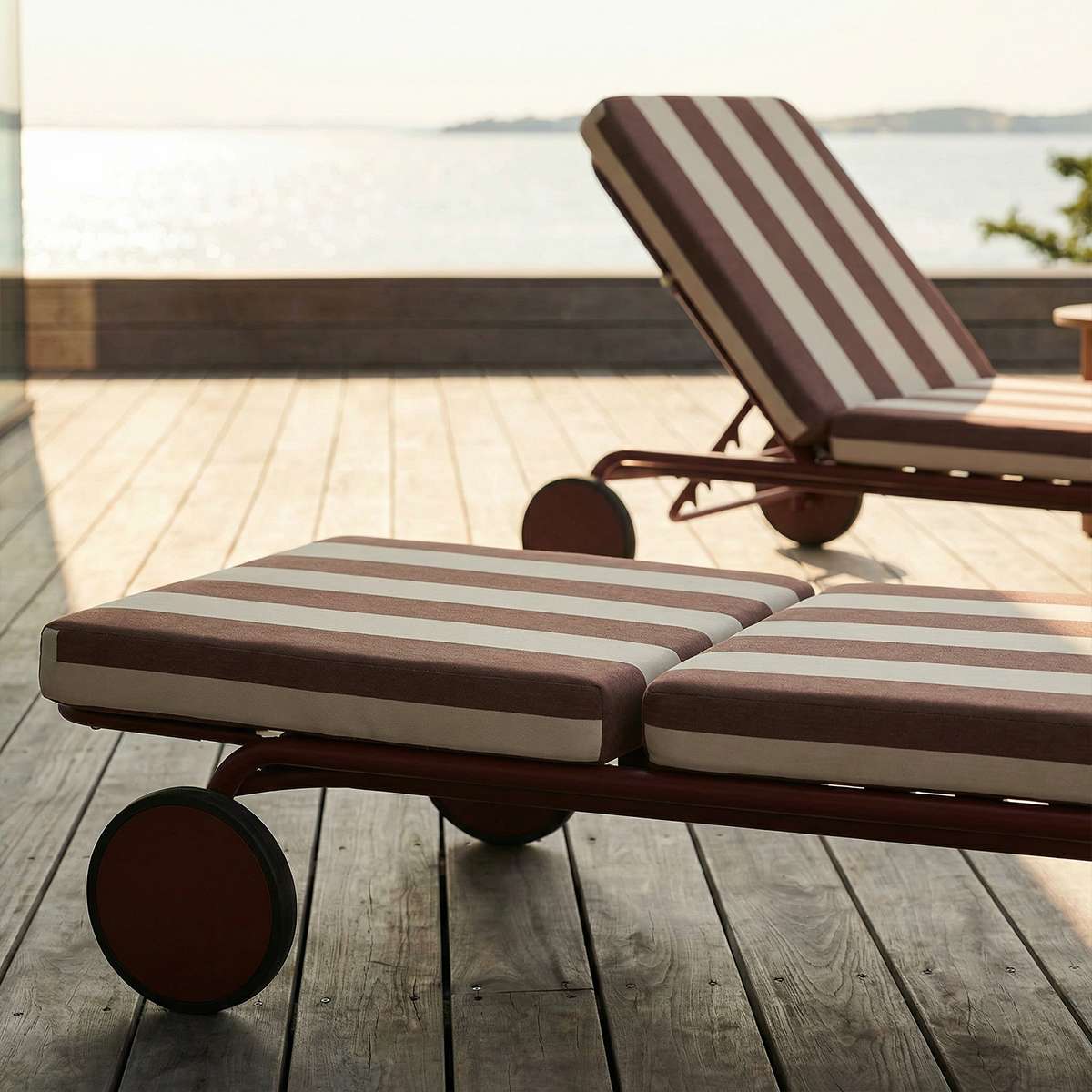Mollis Sunbed Sonnenliege in Renesse Chestnut mit verstellbarer Rückenlehne aus pulverbeschichtetem Aluminium. | Mollis Sunbed - Renesse Chestnut | SACKit