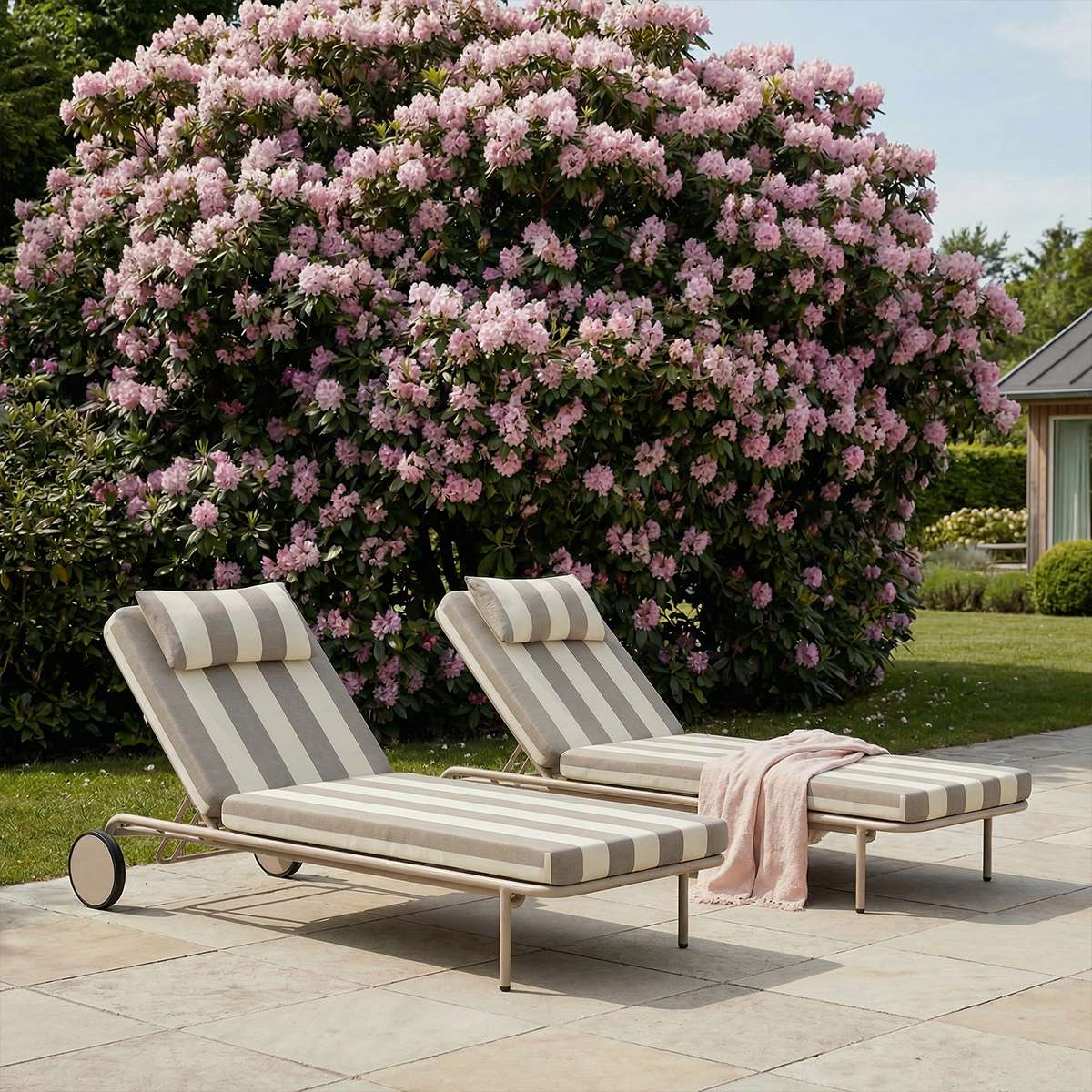Mollis Sunbed Sonnenliege in Renesse Taupe mit verstellbarer Rückenlehne aus pulverbeschichtetem Aluminiumrahmen | Mollis Sunbed - Renesse Taupe | SACKit