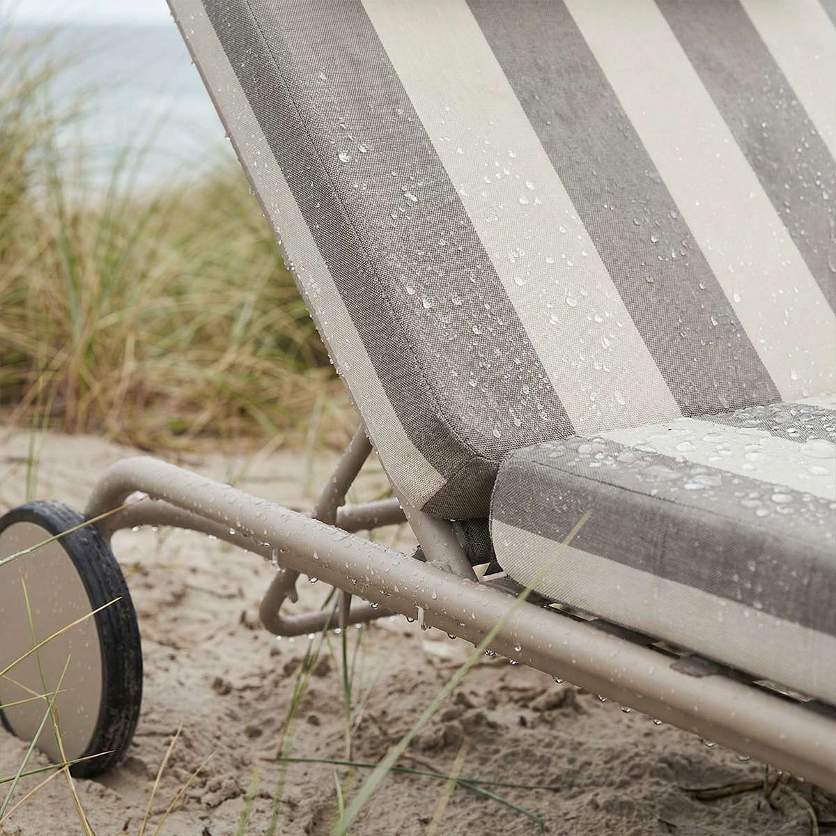Mollis Sunbed Sonnenliege in Renesse Taupe mit verstellbarer Rückenlehne aus pulverbeschichtetem Aluminiumrahmen. | Mollis Sunbed - Renesse Taupe | SACKit