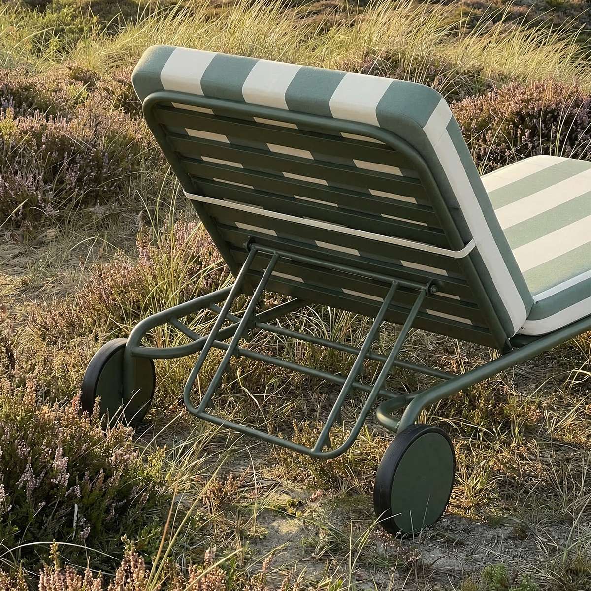 Mollis Sunbed Sonnenliege in Renesse Olive mit verstellbarer Rückenlehne aus pulverbeschichtetem Aluminium. | Mollis Sunbed - Renesse Olive | SACKit