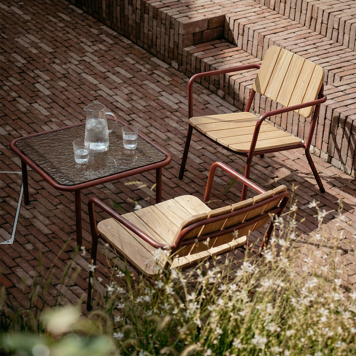 Mollis Coffee Table - Outdoor-Couchtisch von sackit aus pulverbeschichtetem Aluminium und gehärtetem Glas.