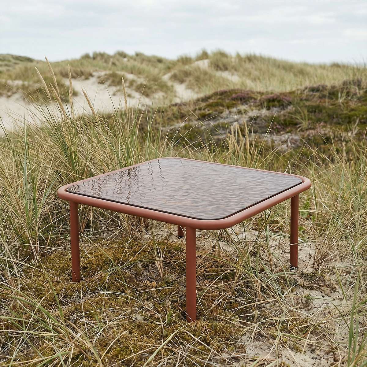 Mollis Coffee Table quadratisch in Chestnut mit pulverbeschichtetem Aluminiumrahmen und getöntem Glas, Outdoor - Setting | Mollis Coffee Table - Chestnut | SACKit