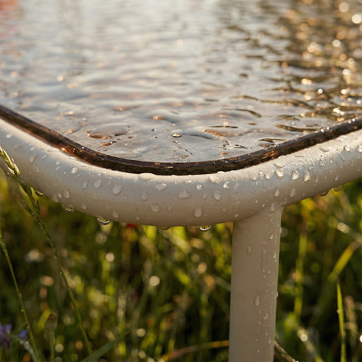 Mollis Coffee Table - Outdoor-Couchtisch von sackit aus pulverbeschichtetem Aluminium und gehärtetem Glas.