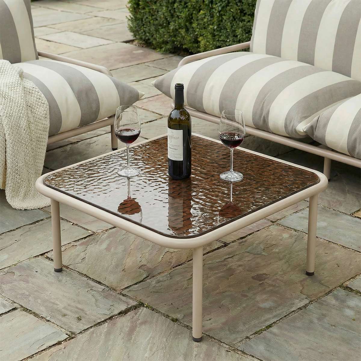 Mollis Coffee Table in taupe mit pulverbeschichtetem Aluminiumrahmen und getöntem Glas, quadratisch, Outdoor - Setting. | Mollis Coffee Table - Taupe | SACKit