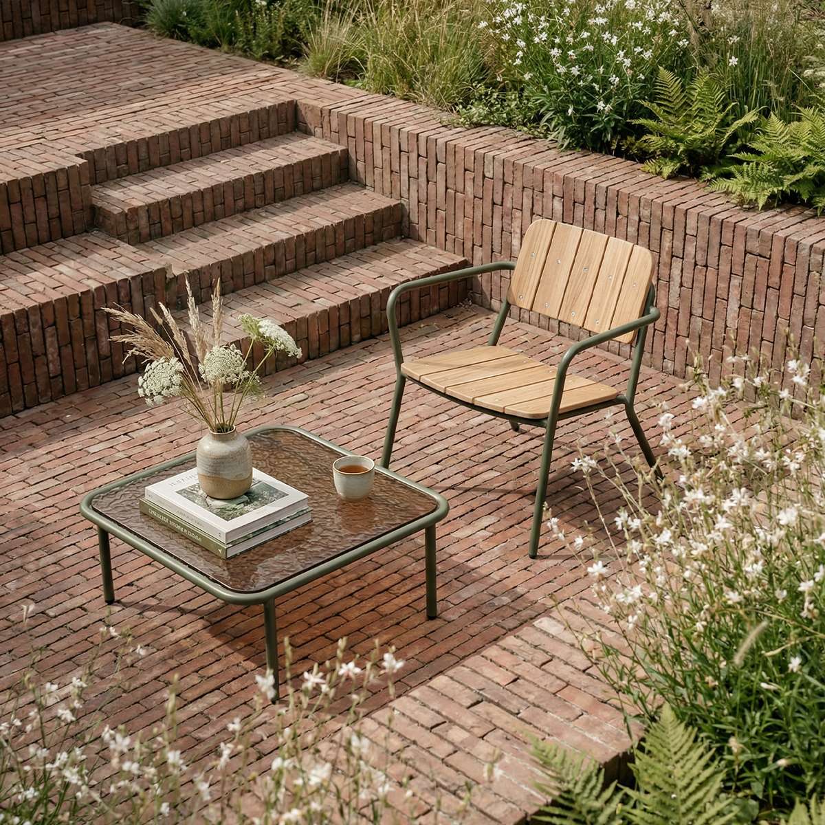 Quadratischer Mollis Coffee Table in Olivgrün mit pulverbeschichtetem Aluminiumrahmen und getöntem Glas. | Mollis Coffee Table - Olive | SACKit