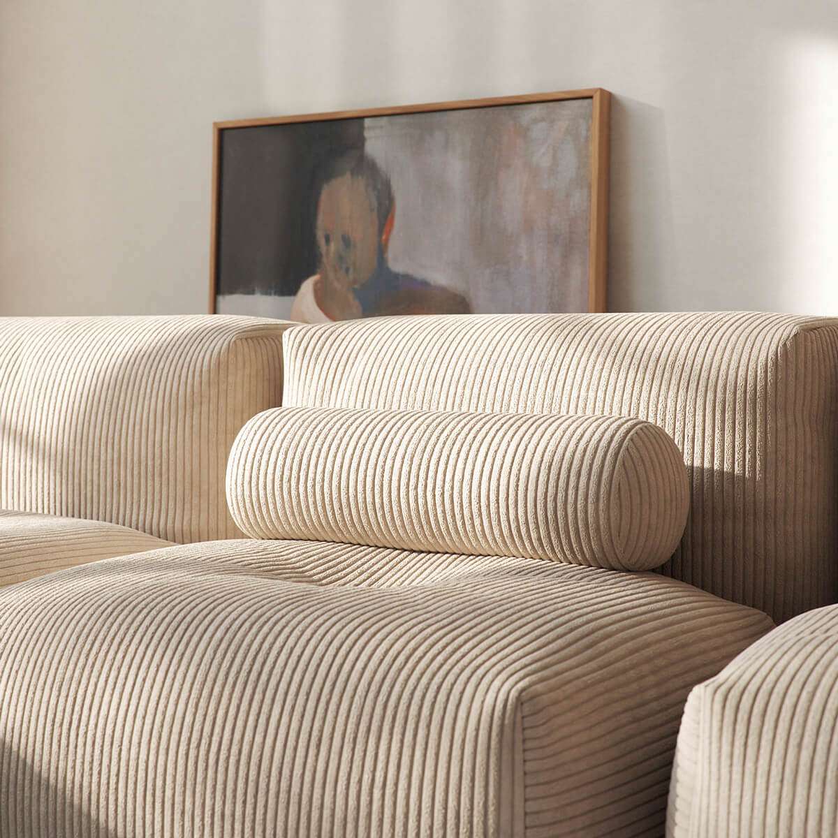 Langes Bolster - Kissen aus Teddy Beige Stoff auf Soft Sofa Indoor, gemütlich und formstabil. | Soft Sofa Indoor - Bolster Cushion - Corduroy Beige | SACKit