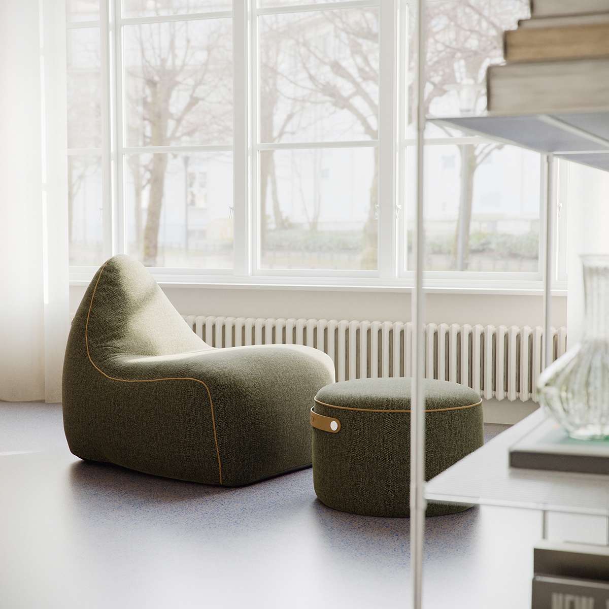 Runder SACKit Chair Indoor in Cosmo Olive Stoff mit weicher Kaltschaumfüllung und Griff aus PU - Leder hinten. | SACKit Chair Indoor - Cosmo Olive | SACKit
