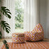 SACKit Chair Indoor Loungesessel mit klarer Silhouette und Kaltschaumfüllung, neutraler Farbton, Wohnzimmerumgebung | SACKit Chair Indoor - Orange Jaquard | SACKit
