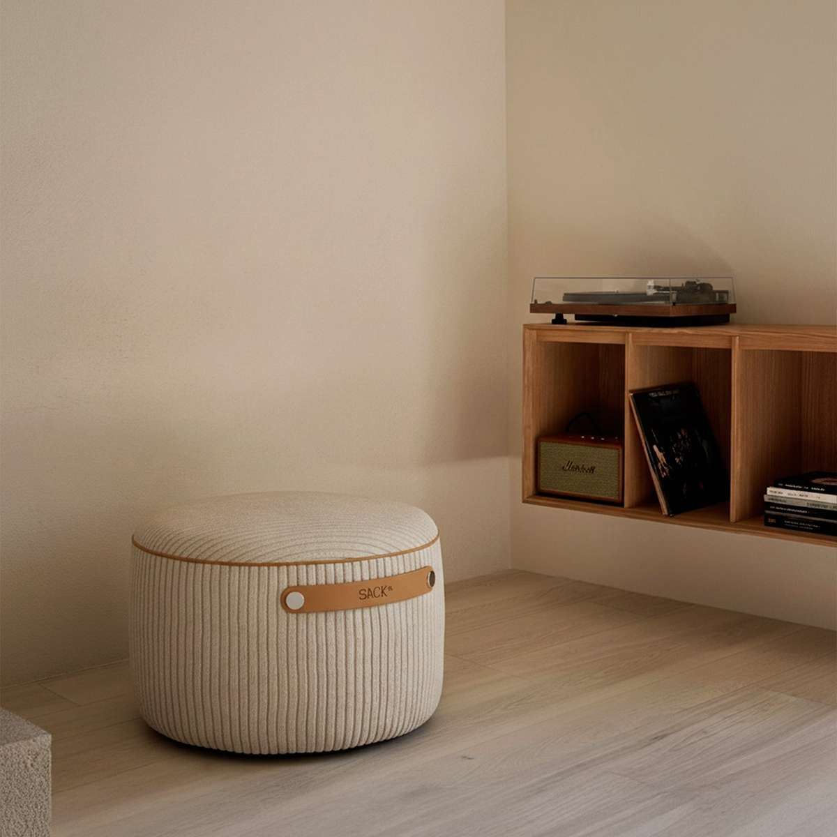 SACKit Pouf Indoor in Teddy Beige mit rutschfesten Punkten und seitlichem PU - Lederriemen | SACKit Pouf Indoor - Corduroy Beige | SACKit