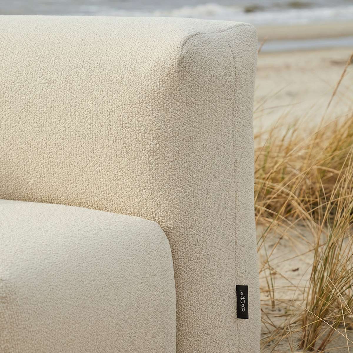 Soft Sofa Outdoor in Boucle Beige ohne Gestell, weiches, formstabiles Outdoor - Sofa mit Trageschlaufe | Soft Sofa Outdoor - Seat - Boucle Beige | SACKit