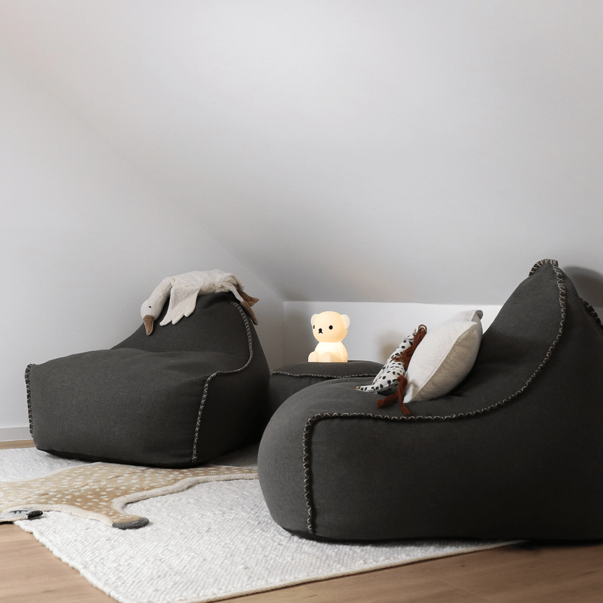 Cobana Lounge Chair und Pouf in Cobana Grey, moderner Loungesessel mit passendem Hocker. | Cobana Lounge Chair & Pouf - Cobana Black | SACKit