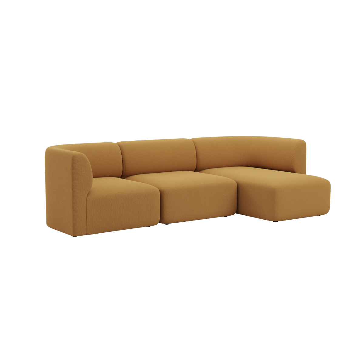 Braunes skandinavisches Dreisitzersofa mit rechter Chaiselongue und weichen abgerundeten Polstern auf schwarzem Hintergrund von sackit