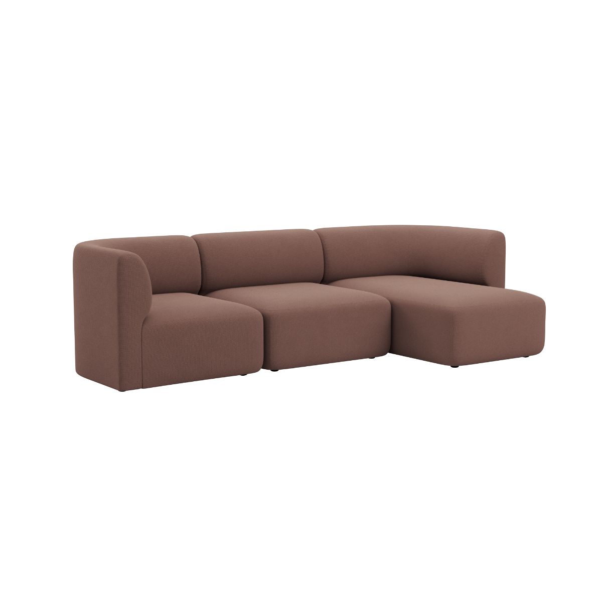 Braunes sackit Fjord Sofa mit drei Sitzplätzen und rechter Chaiselongue im skandinavischen Design auf schwarzem Hintergrund | Fjord Sofa - 3 Seater Chaise Right - Cosmo Clay | SACKit