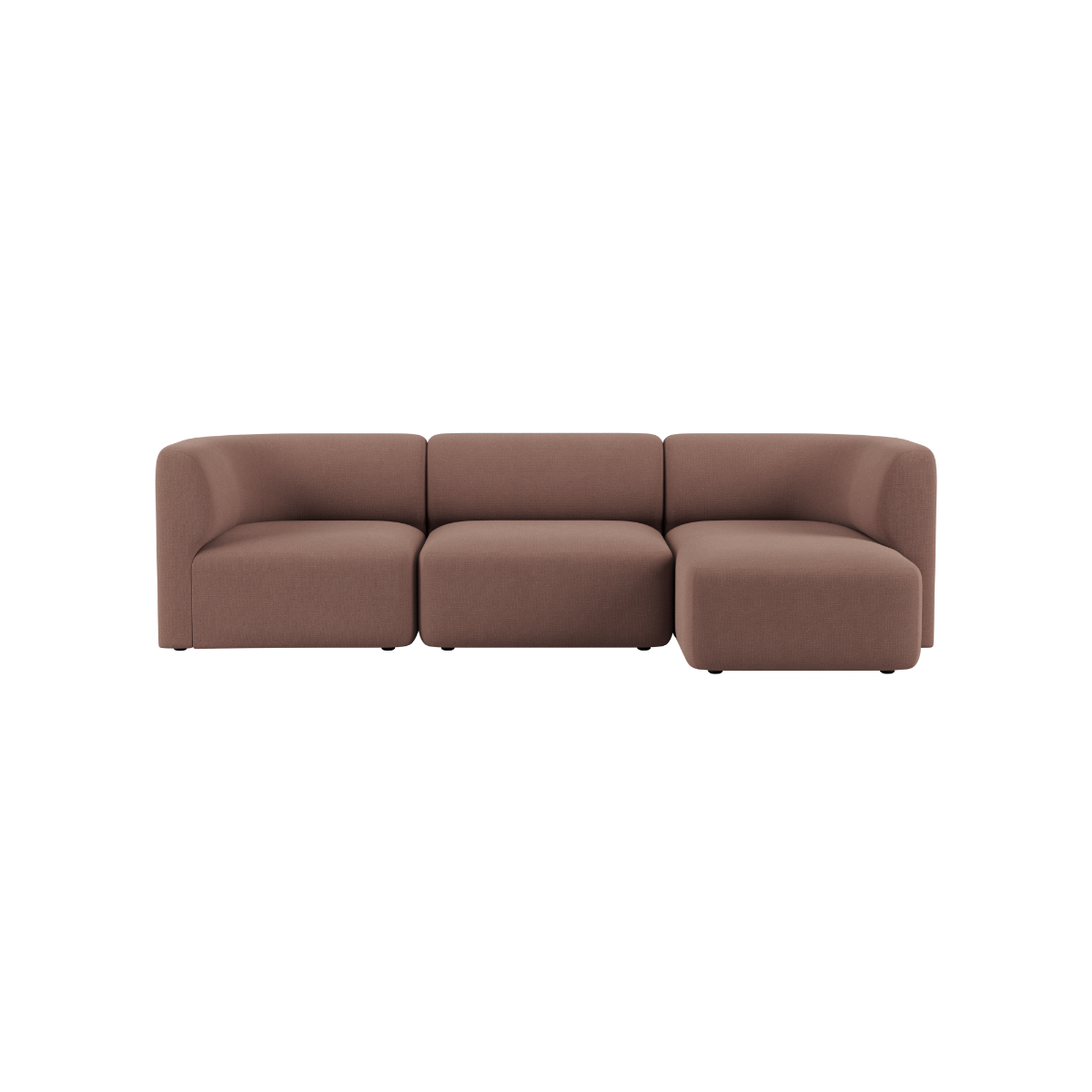 Fjord Sofa mit drei Sitzen und rechter Chaiselongue in warmem Braun auf schwarzem Hintergrund von sackit Germany