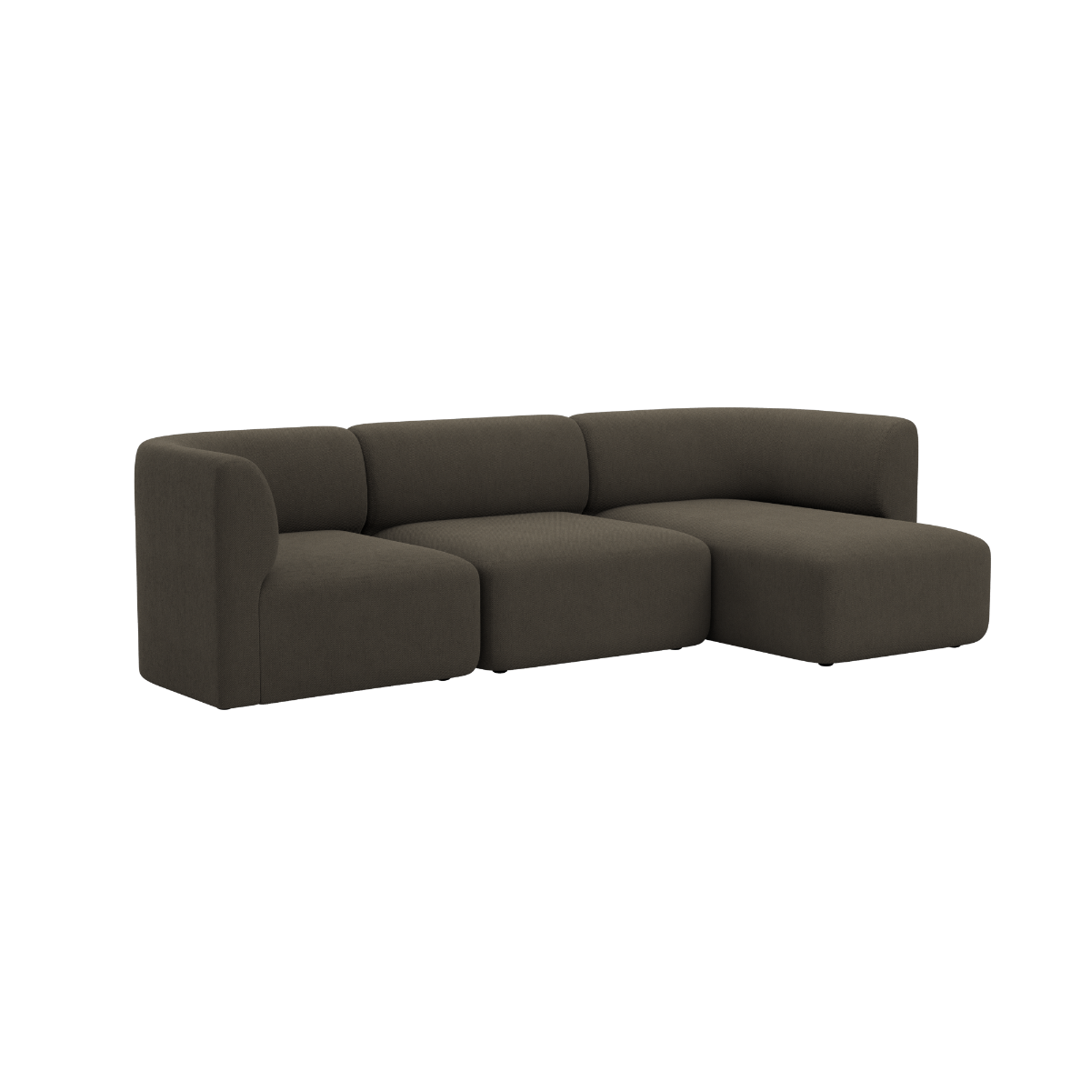 sackit Fjord Sofa in Dunkelbraun mit drei Sitzplätzen und rechter Ottomane vor schwarzem Hintergrund im skandinavischen Design