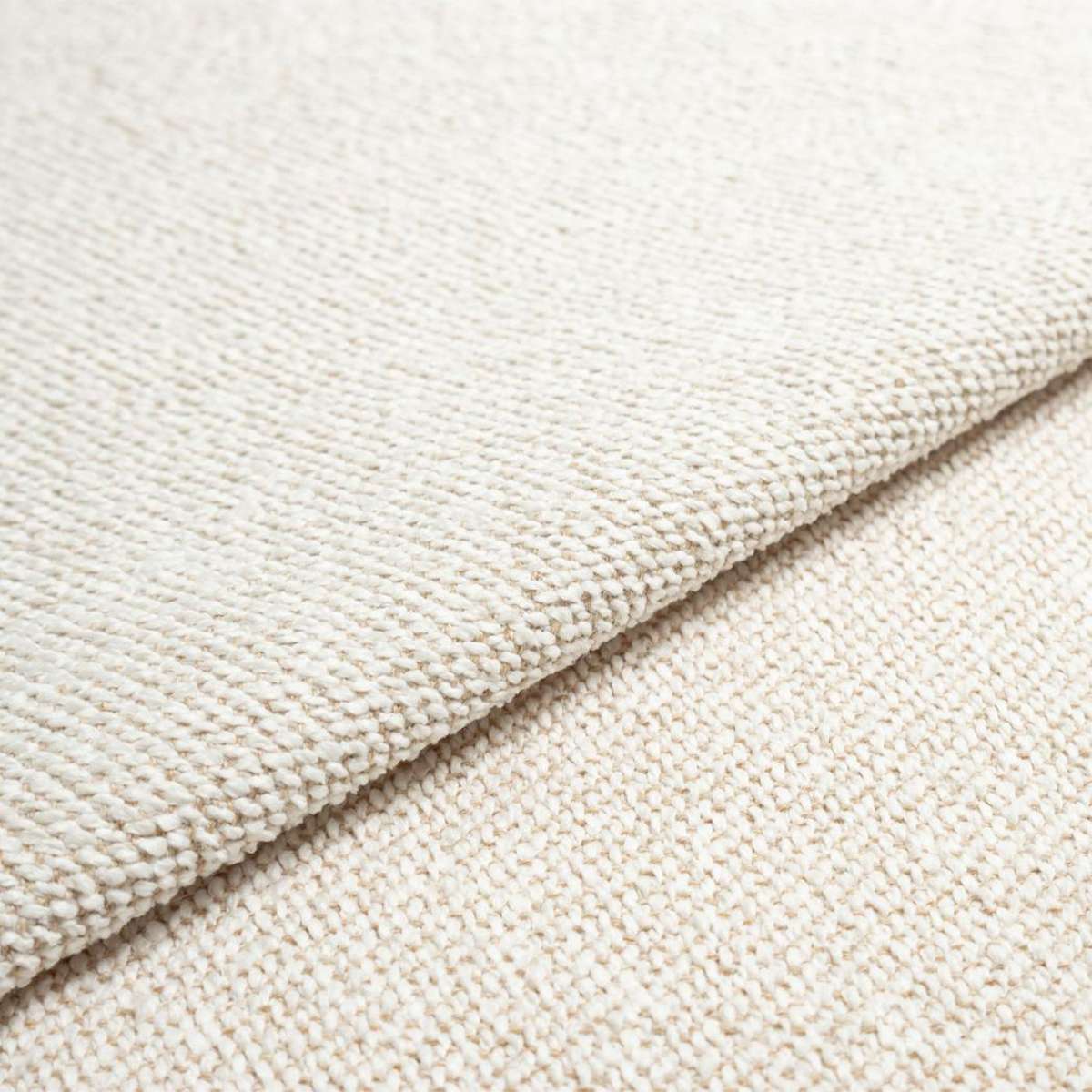 Detailaufnahme des cremefarbenen strukturierten Bezugsstoffs eines skandinavischen Sofas von sackit mit weicher gewebter Oberfläche in heller Naturfarbe