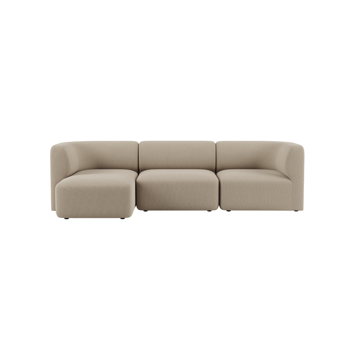 Beigefarbenes dreisitziges Sofa mit weichen Polstern und abgerundeten Armlehnen im skandinavischen Design von sackit